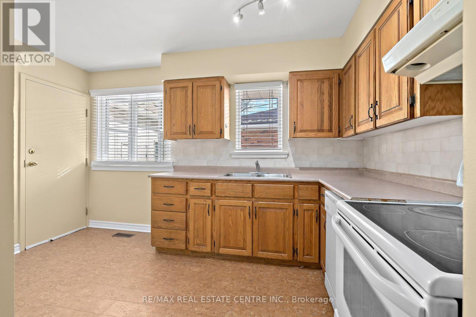 7 Rexway Drive Property Photo 4