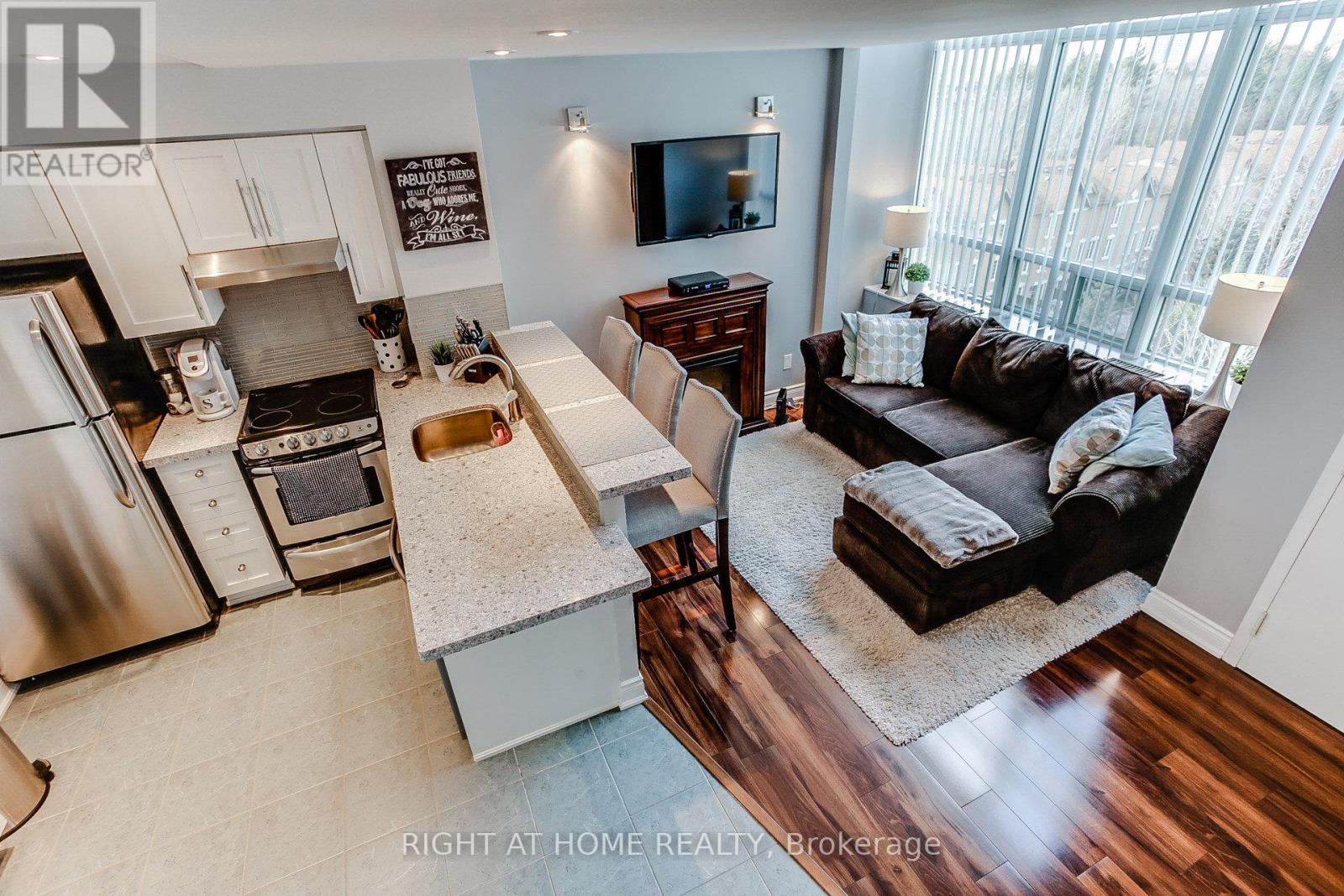 426 - 300 MANITOBA STREET Property Photo 1