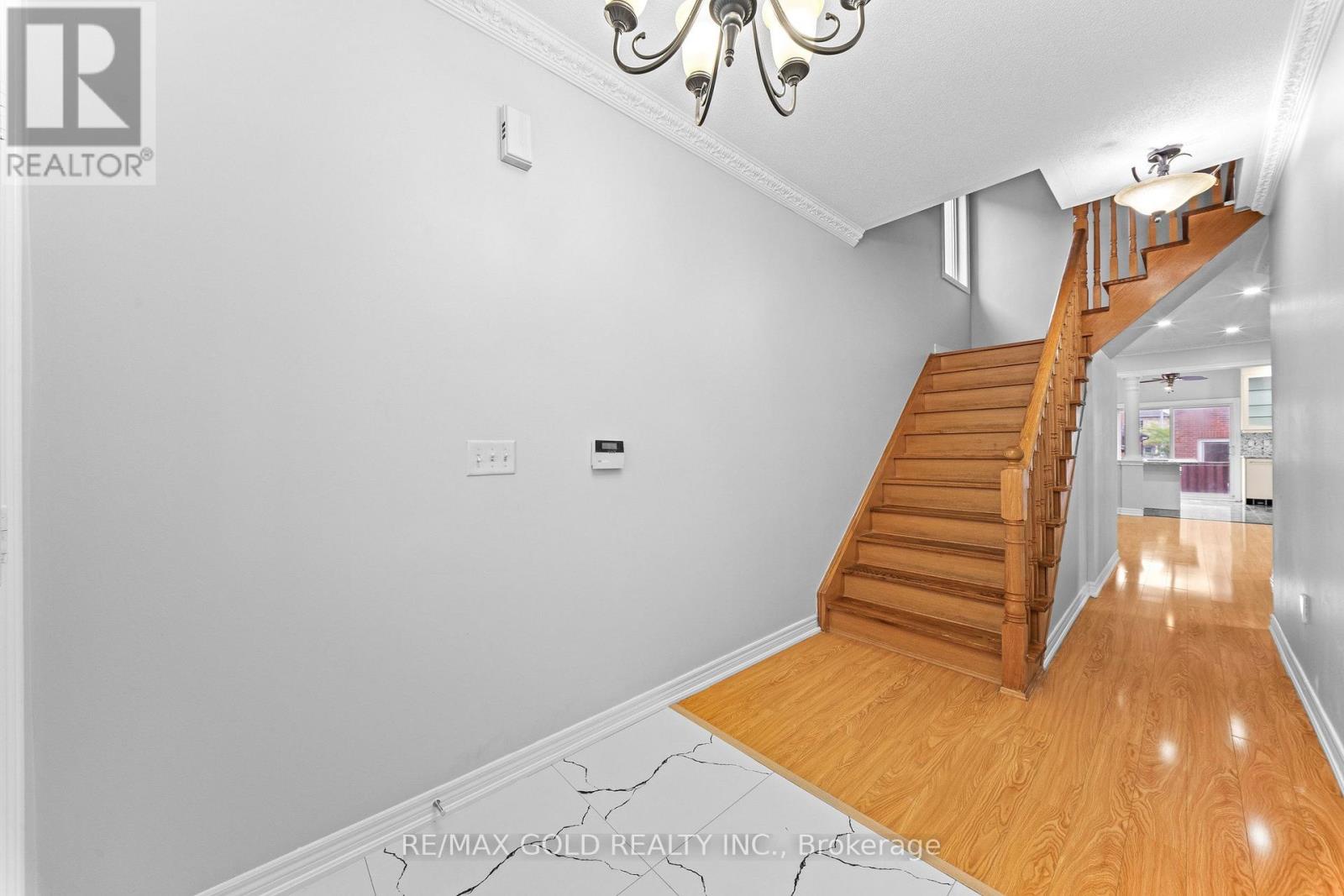 70 Crystalview Crescent Property Photo 2