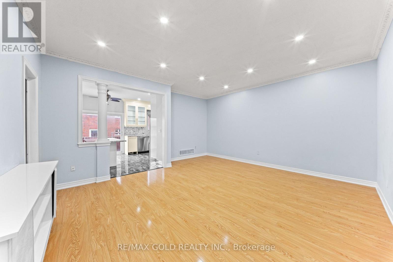 70 Crystalview Crescent Property Photo 3