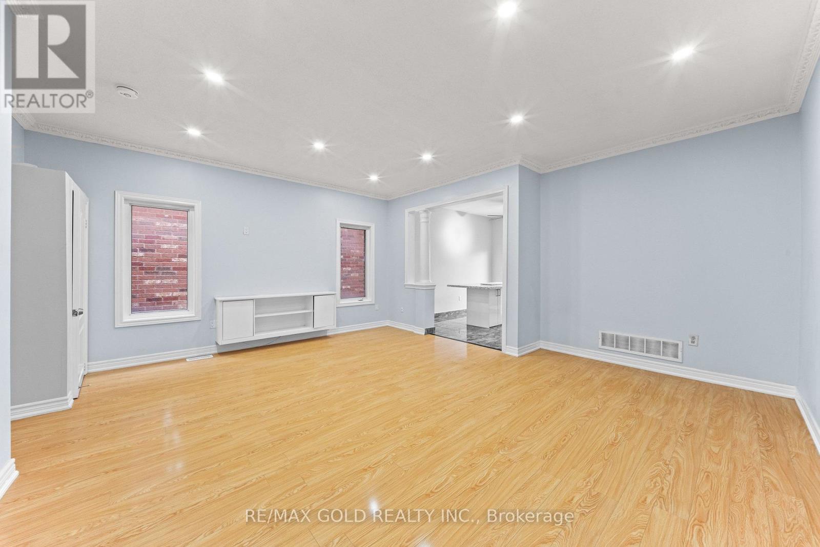 70 Crystalview Crescent Property Photo 4