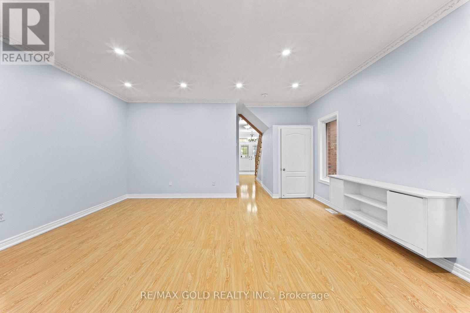 70 Crystalview Crescent Property Photo 5