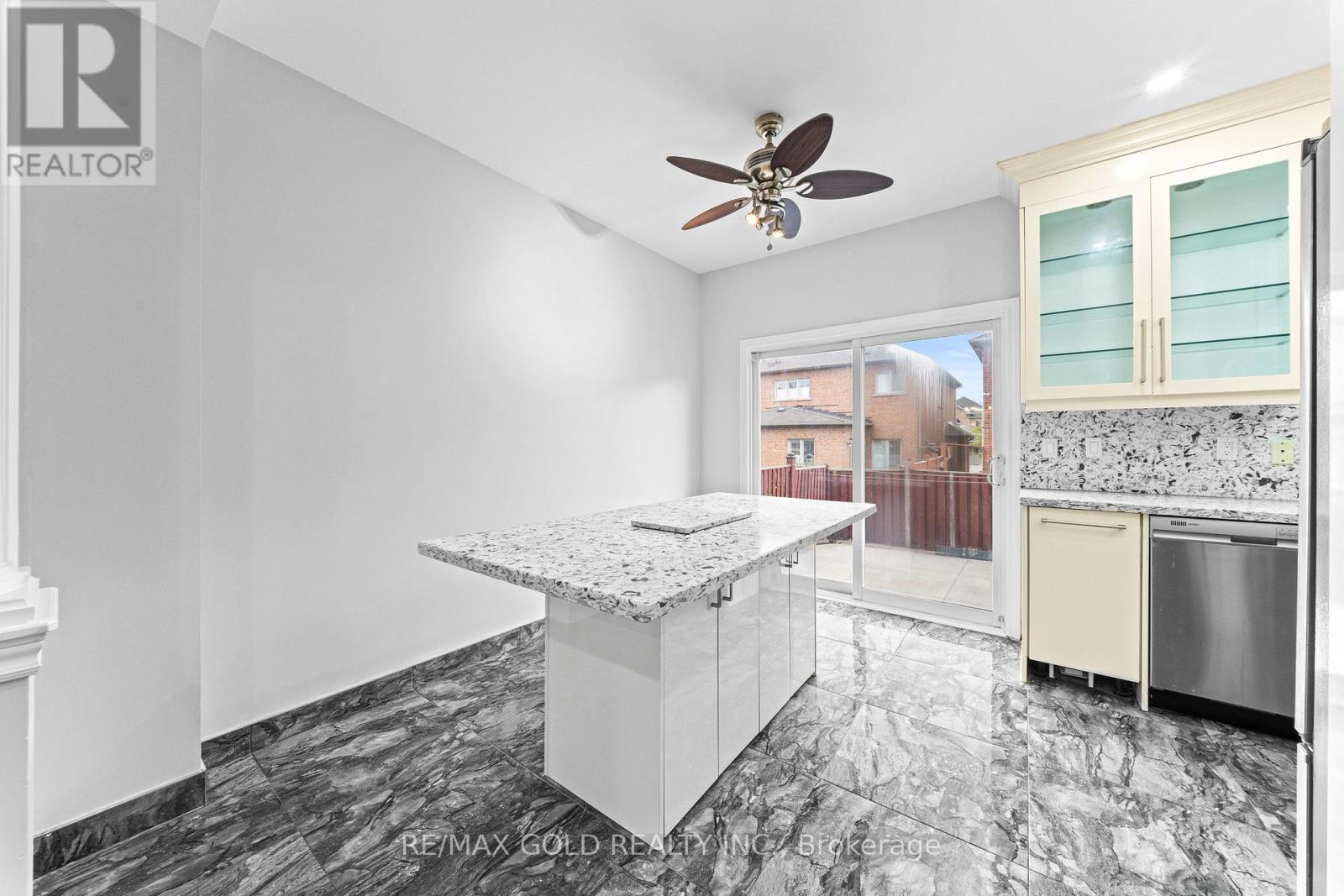 70 Crystalview Crescent Property Photo 6