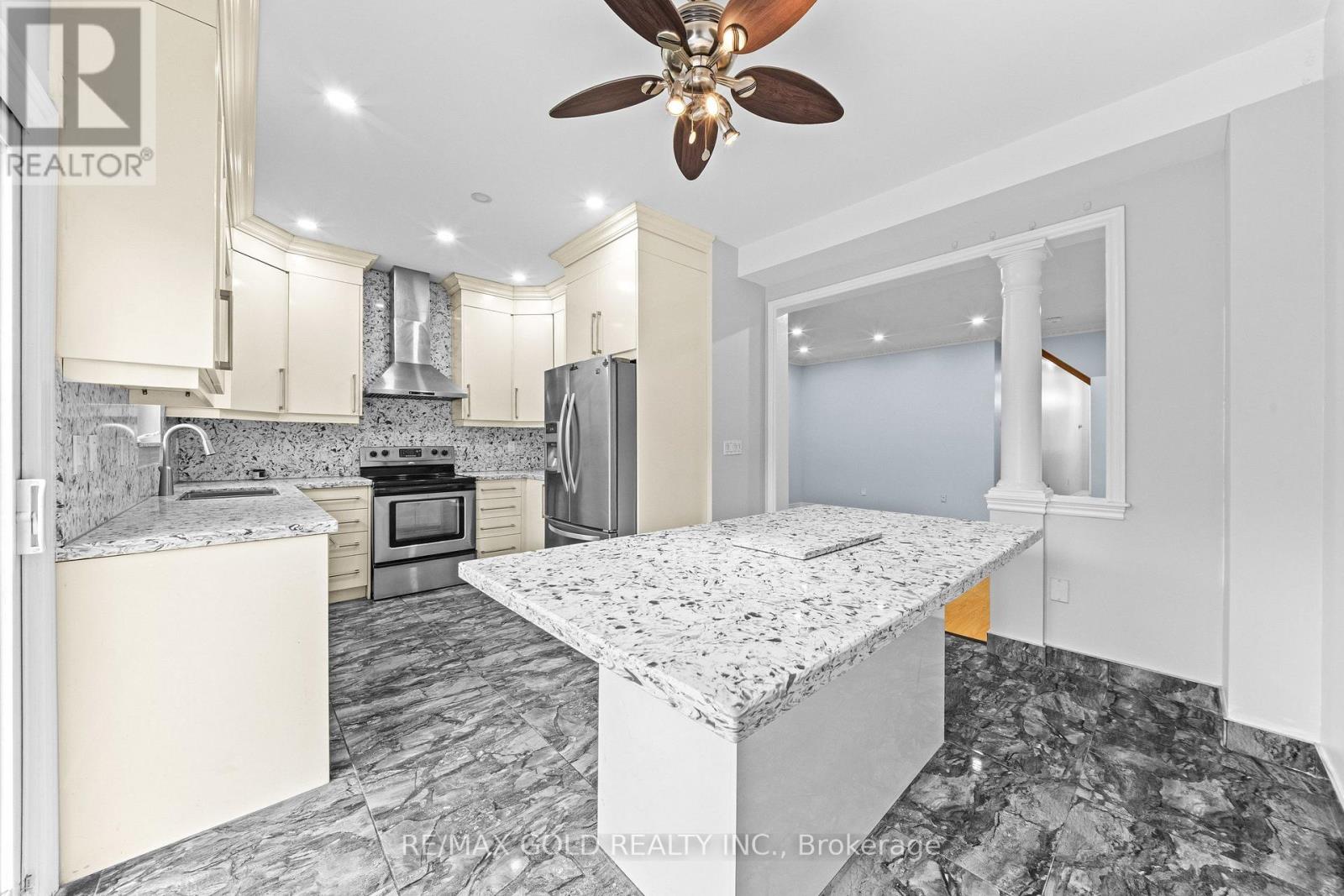 70 Crystalview Crescent Property Photo 7