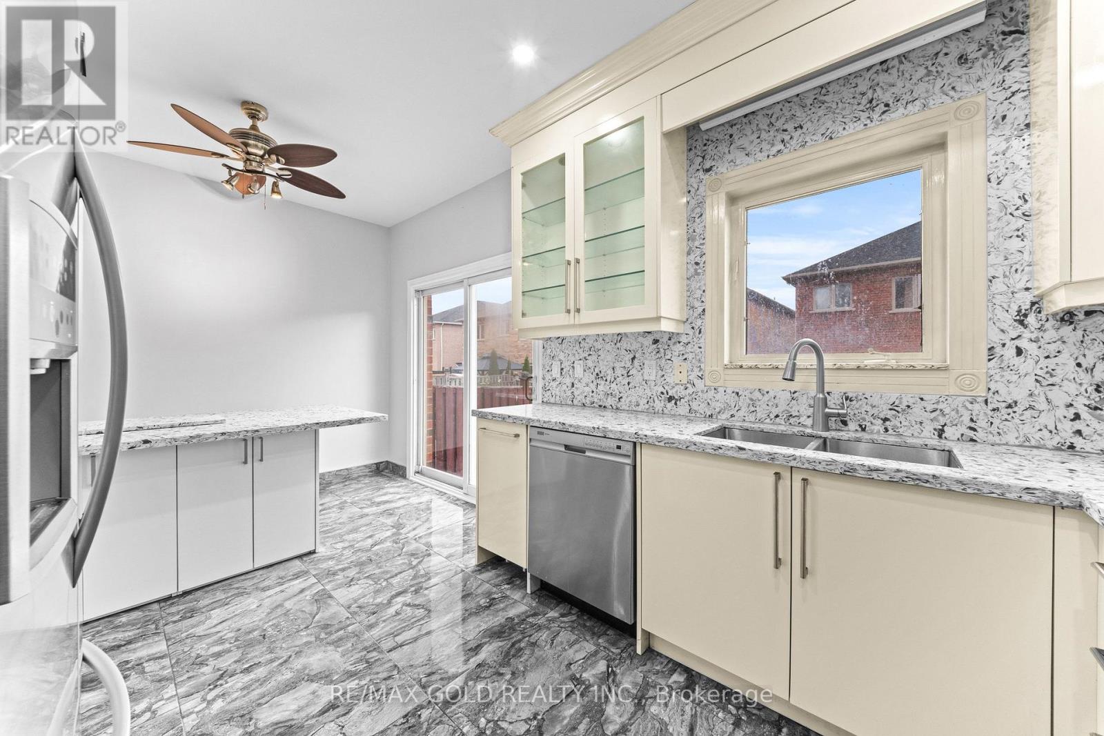 70 Crystalview Crescent Property Photo 8