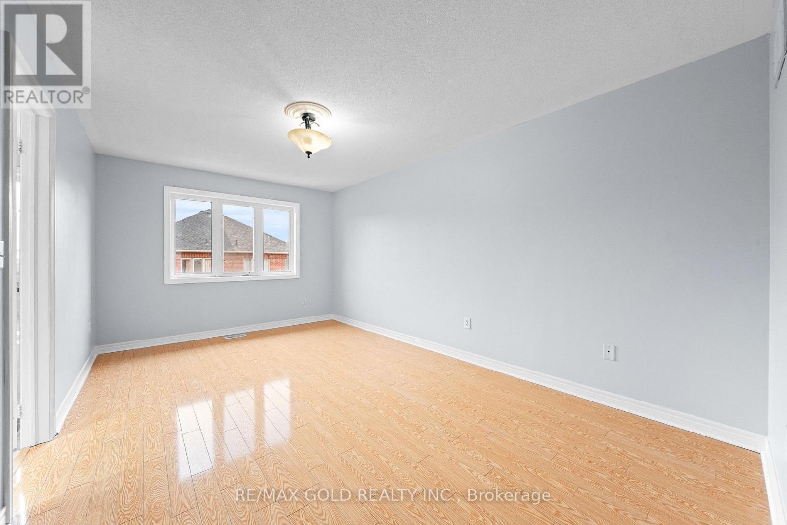 70 Crystalview Crescent Property Photo 11