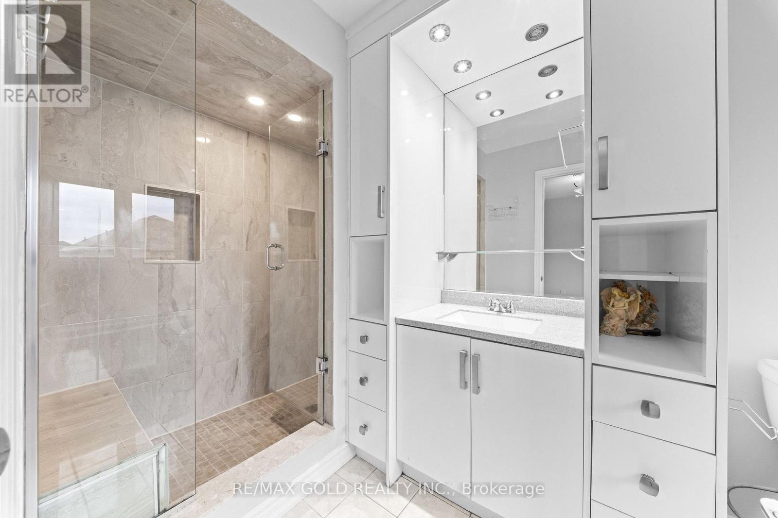 70 Crystalview Crescent Property Photo 12