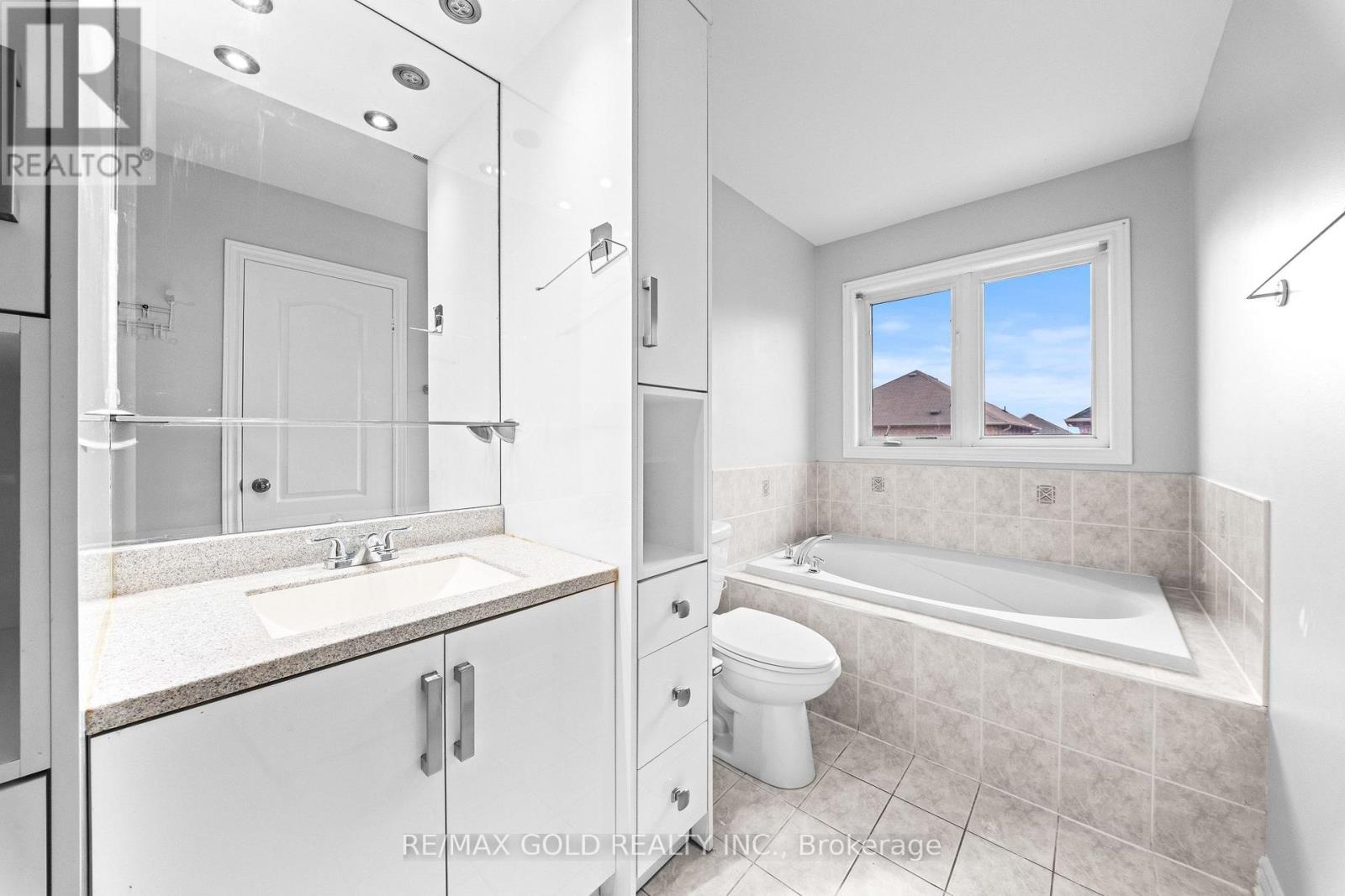 70 Crystalview Crescent Property Photo 13