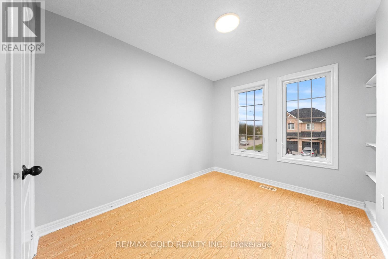 70 Crystalview Crescent Property Photo 16