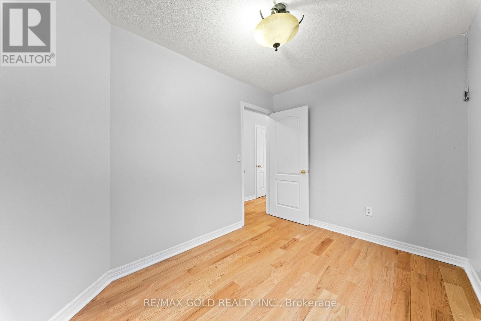 70 Crystalview Crescent Property Photo 18