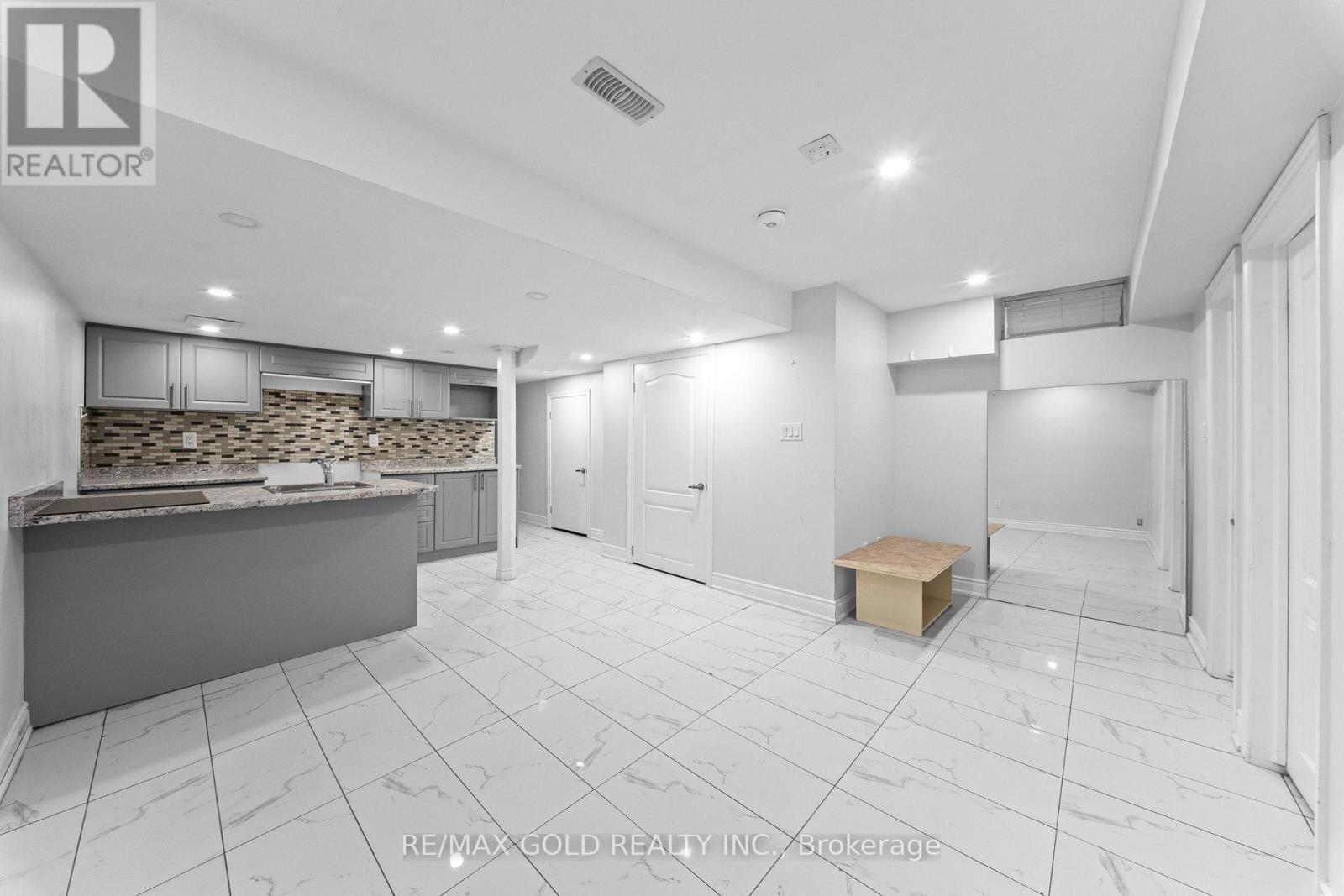 70 Crystalview Crescent Property Photo 21