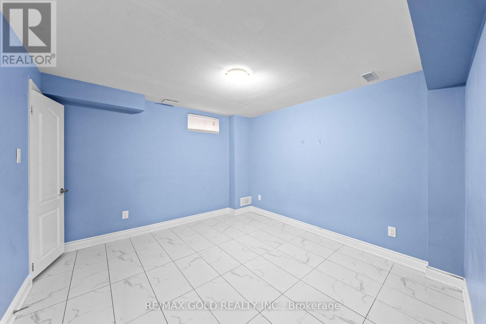 70 Crystalview Crescent Property Photo 22