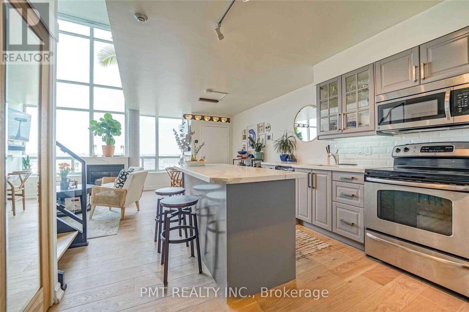 624 - 250 Manitoba Street Property Photo 3
