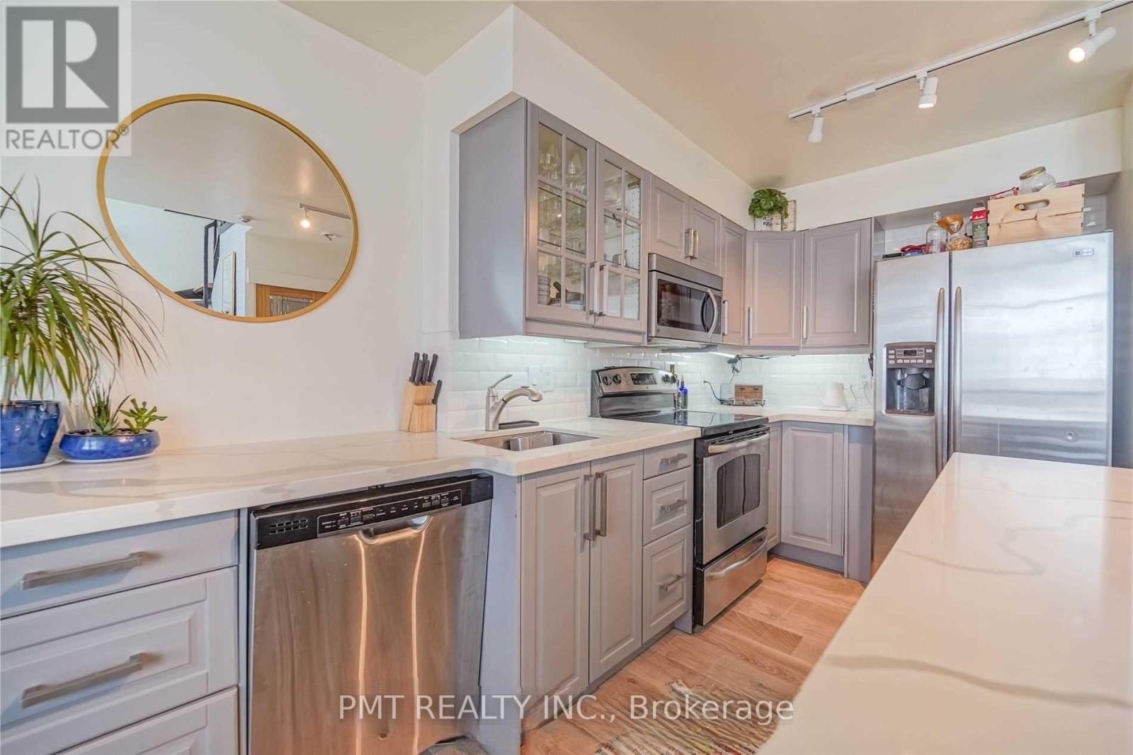 624 - 250 Manitoba Street Property Photo 4