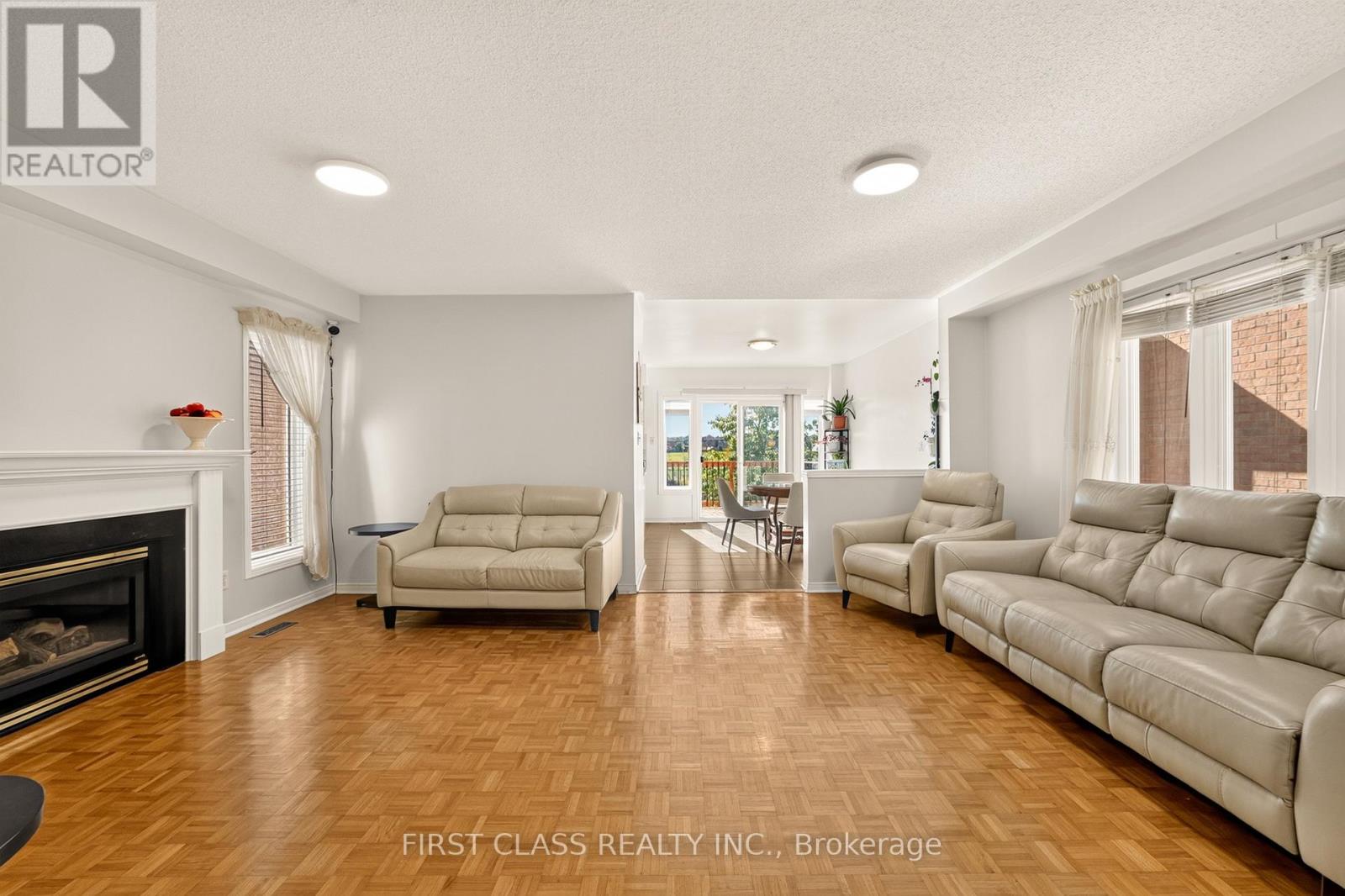 38 Pacific Wind Crescent Property Photo 10