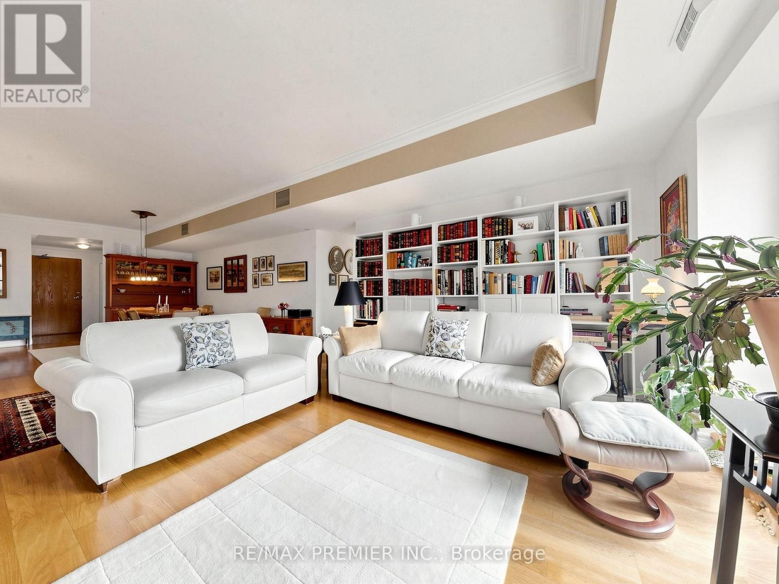 #301 - 30 Anglesey Boulevard Property Photo 5