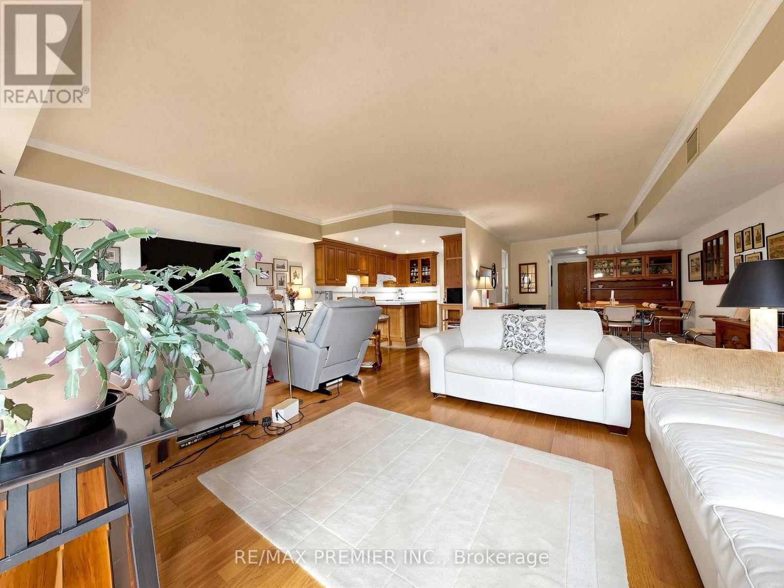 #301 - 30 Anglesey Boulevard Property Photo 6
