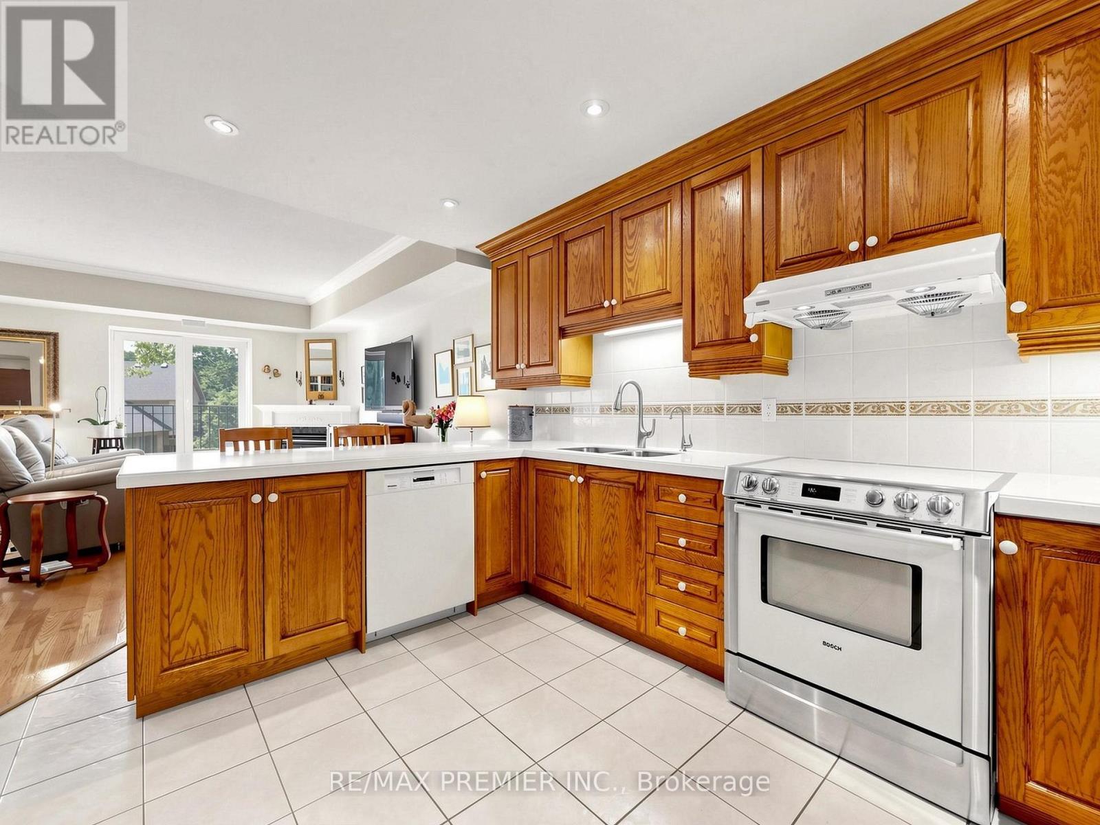#301 - 30 Anglesey Boulevard Property Photo 8