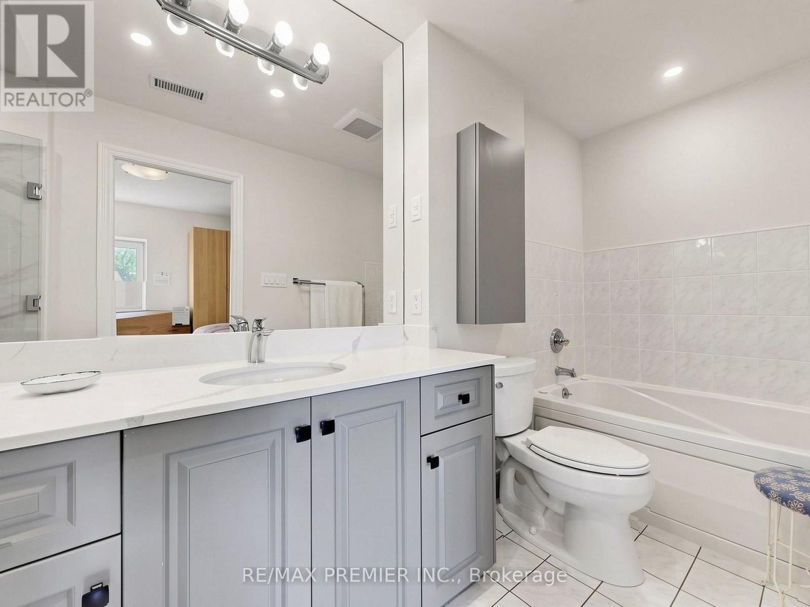 #301 - 30 Anglesey Boulevard Property Photo 26