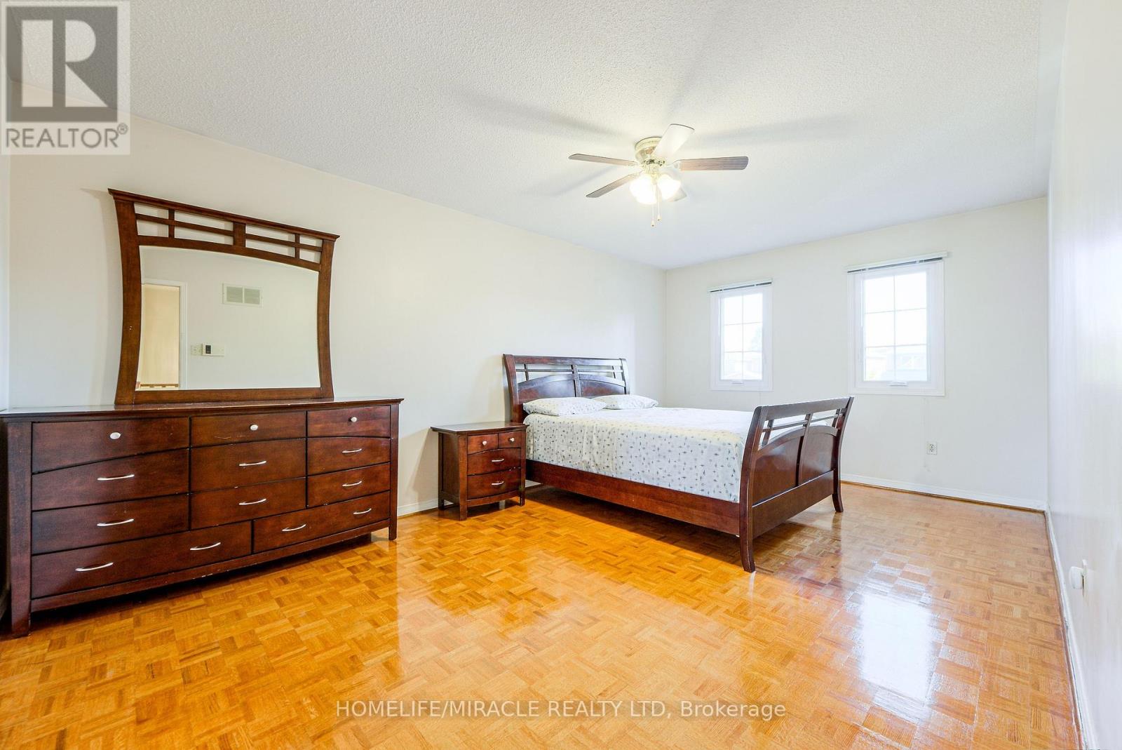 W14099852 Property Photo 23