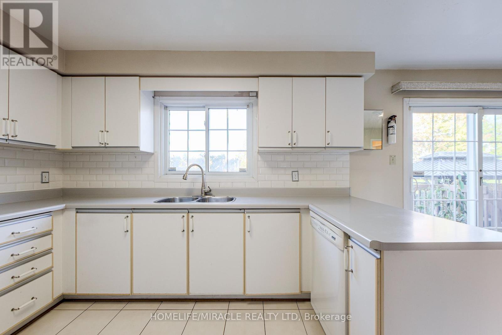 W14099852 Property Photo 36