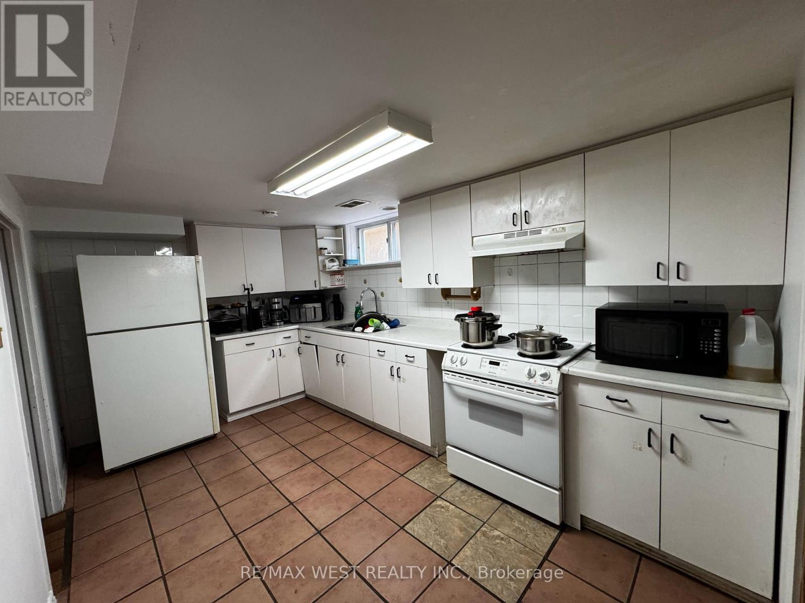 Lower Level - 31 Valencia Crescent Property Photo 9