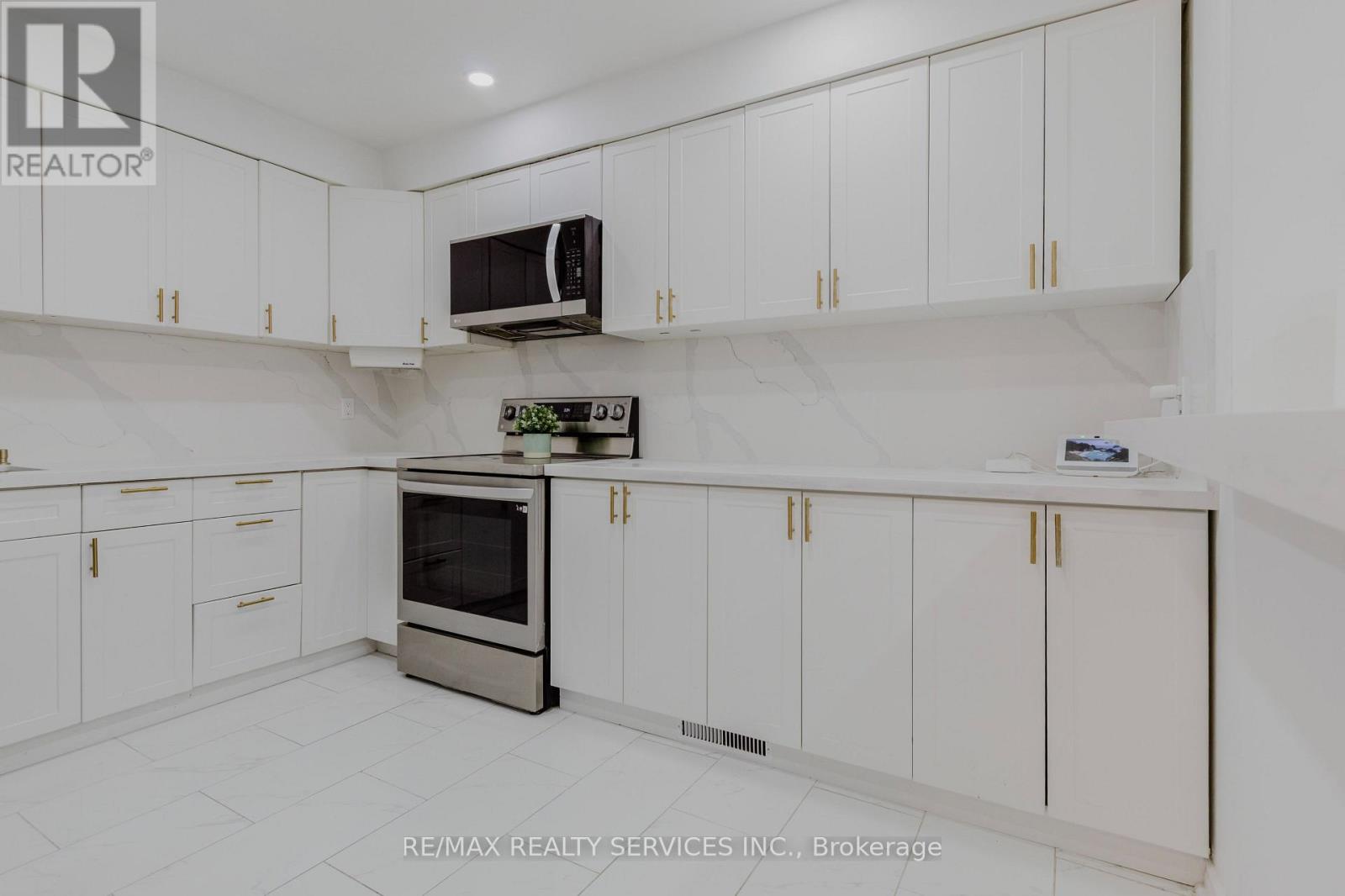 75 Royal Salisbury Way Property Photo 9