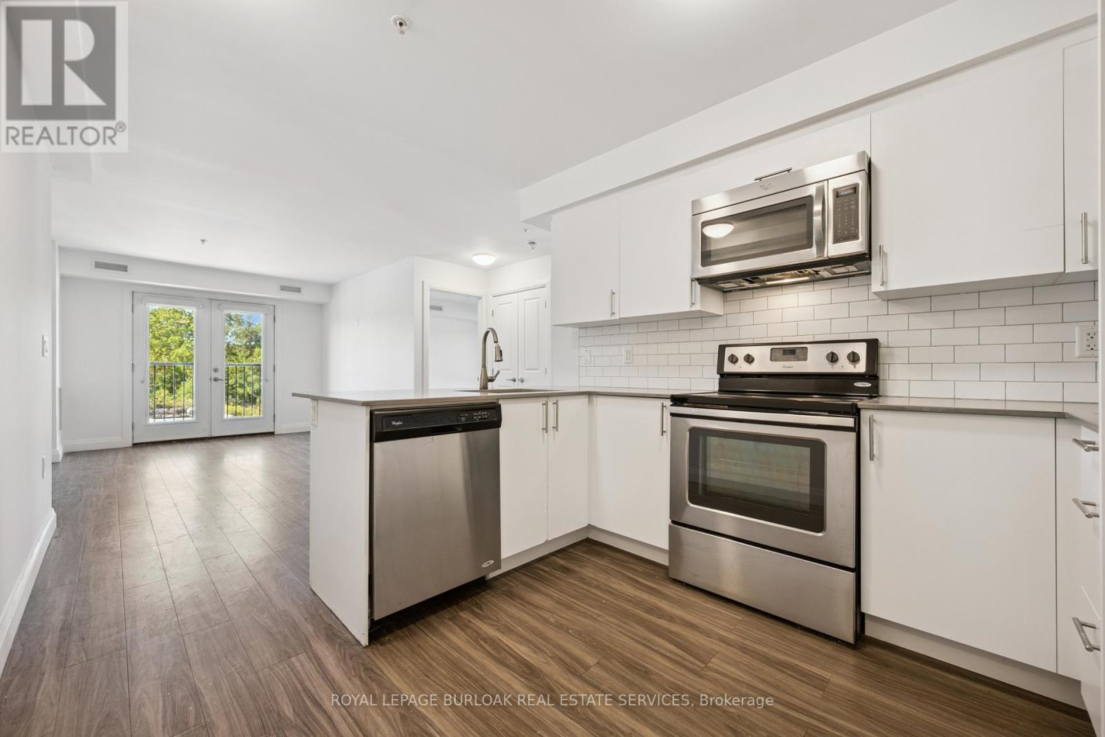 100 Bronte Street S Property Photo 5