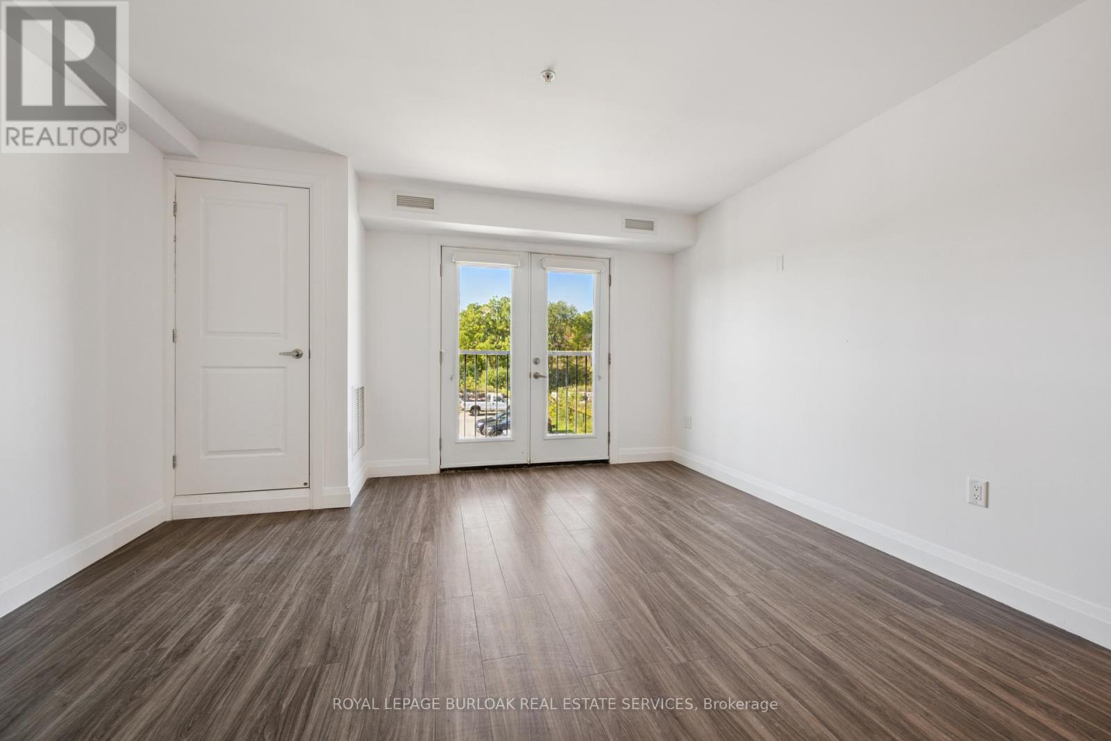100 Bronte Street S Property Photo 8