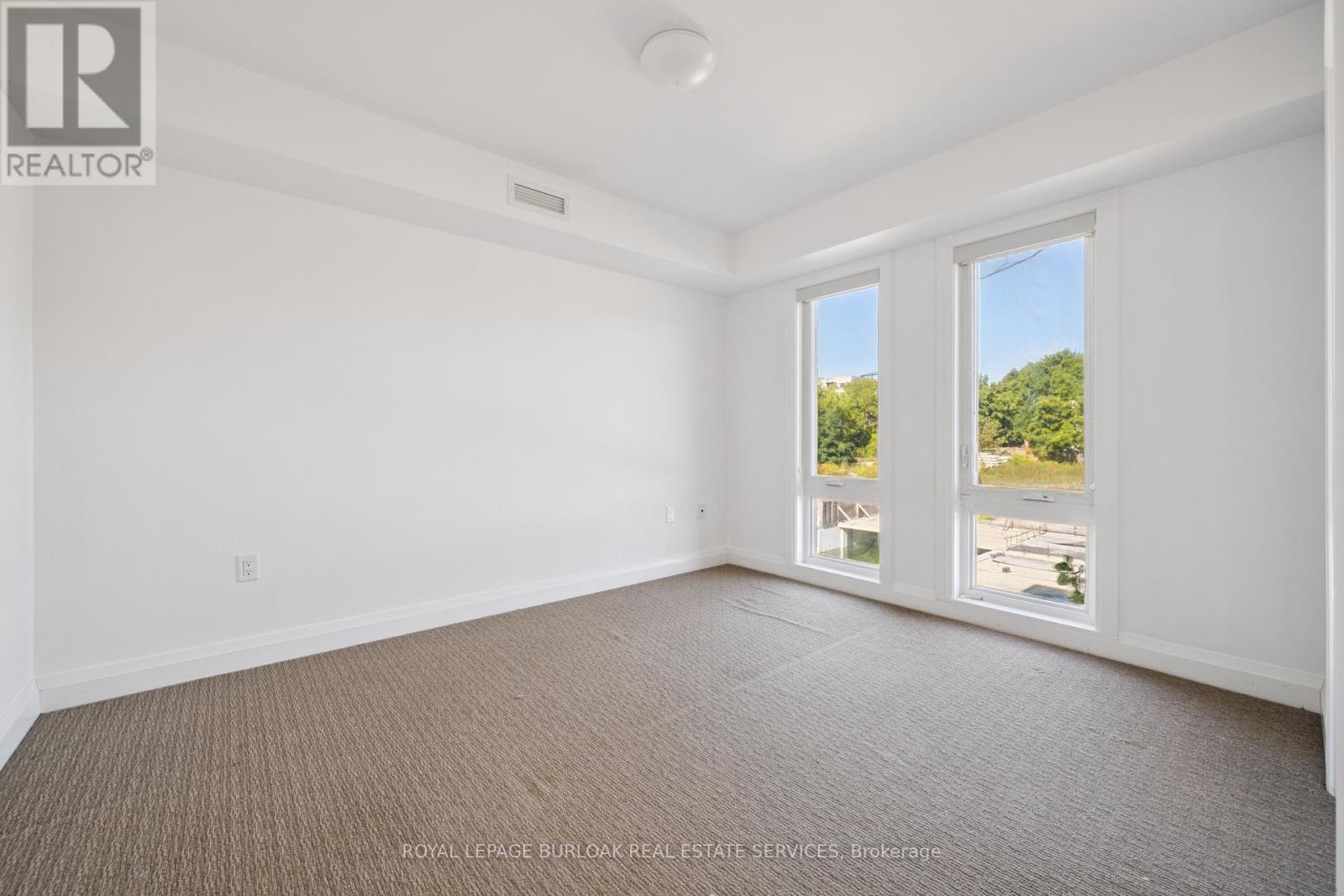 100 Bronte Street S Property Photo 9