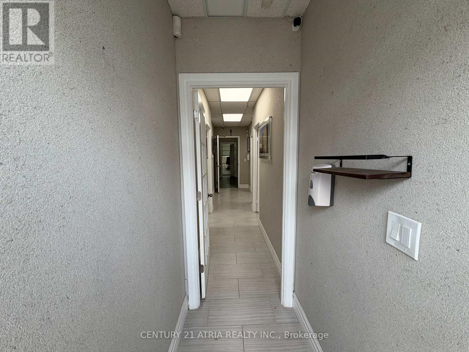 14 - 755 Queensway Property Photo 7
