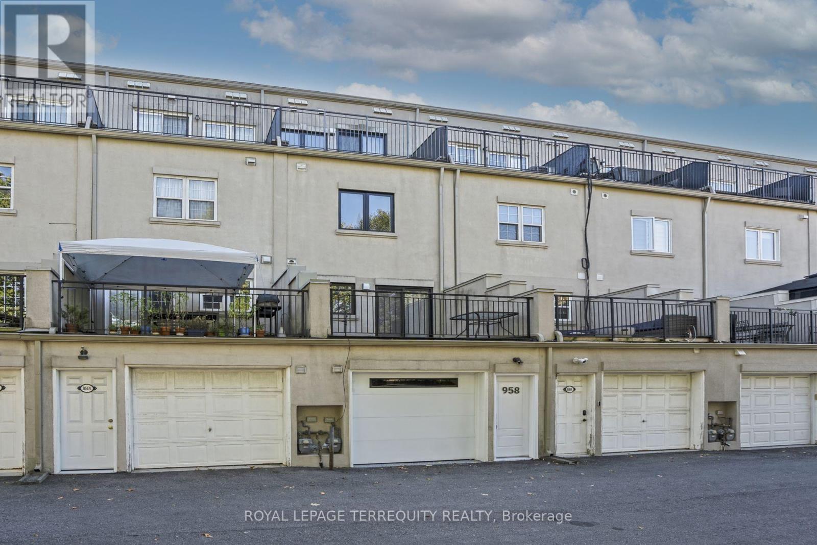 958 The Queensway Property Photo 2