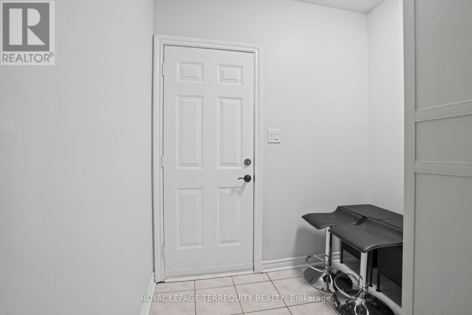 958 The Queensway Property Photo 3