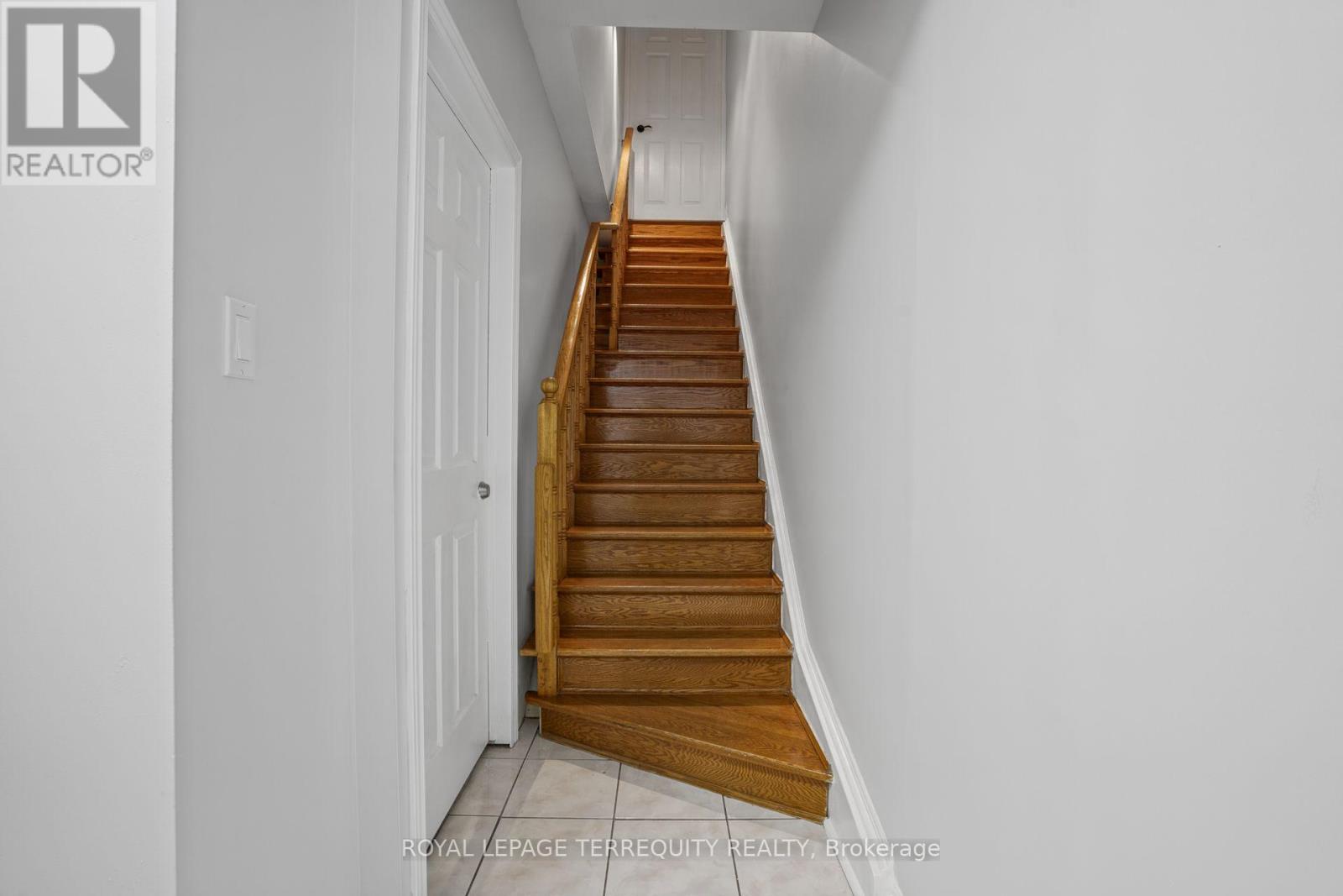 958 The Queensway Property Photo 4