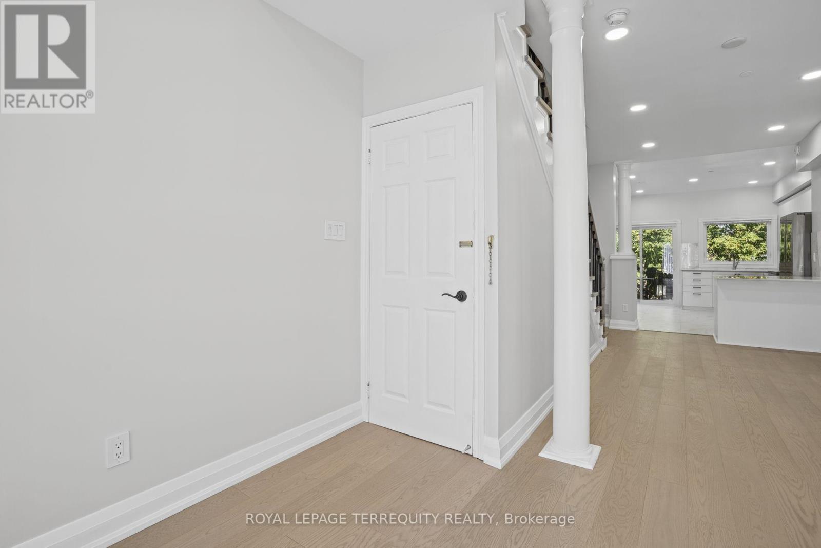 958 The Queensway Property Photo 5
