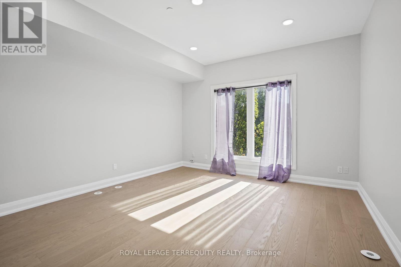 958 The Queensway Property Photo 6