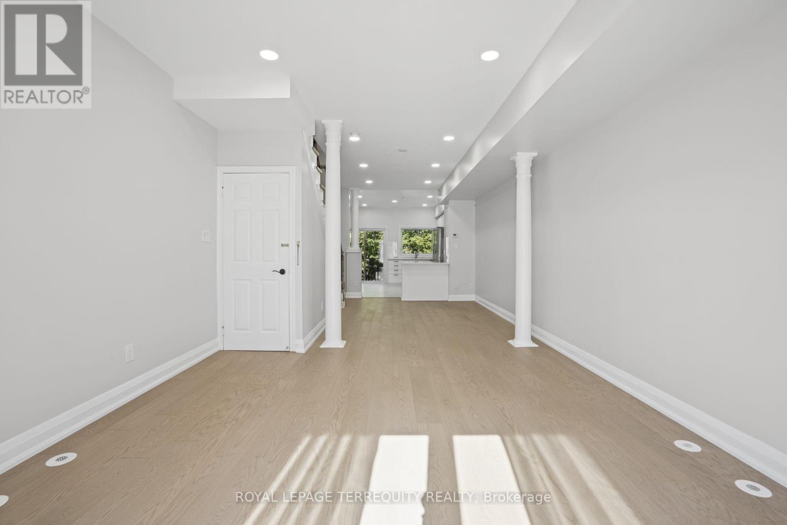 958 The Queensway Property Photo 7