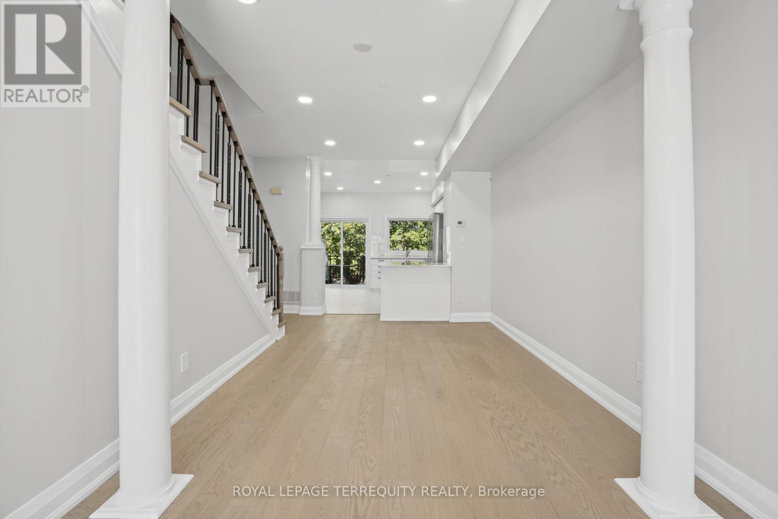 958 The Queensway Property Photo 8