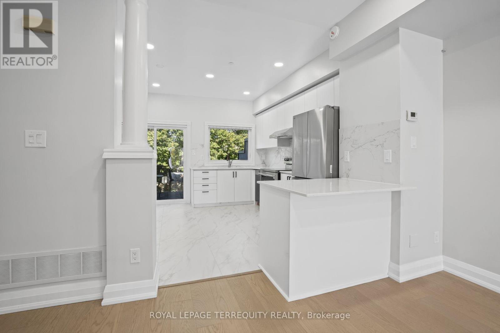 958 The Queensway Property Photo 10