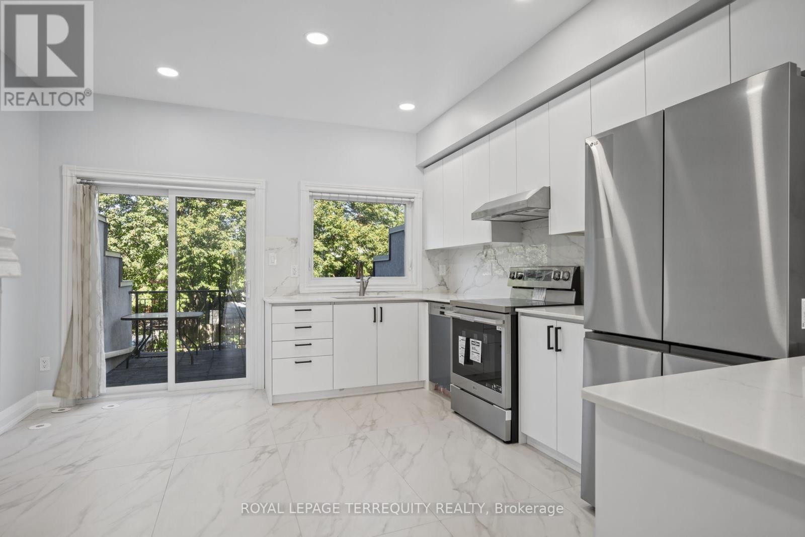 958 The Queensway Property Photo 11
