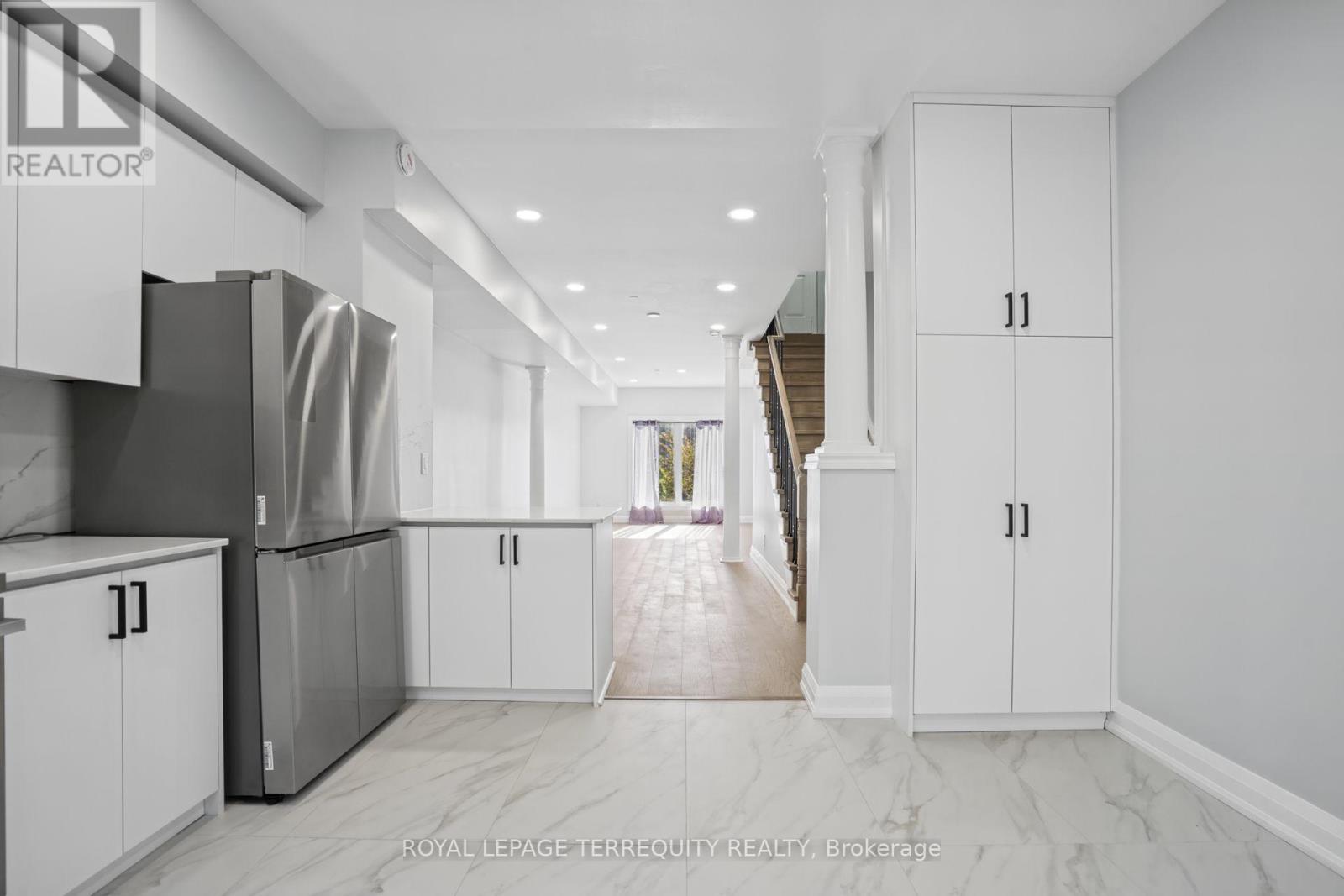 958 The Queensway Property Photo 12
