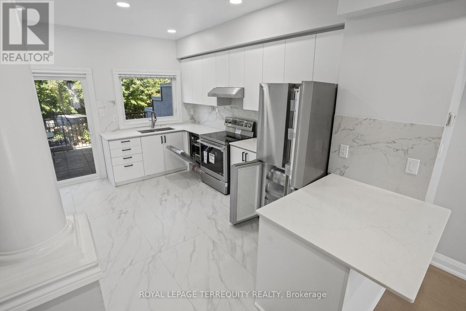 958 The Queensway Property Photo 13