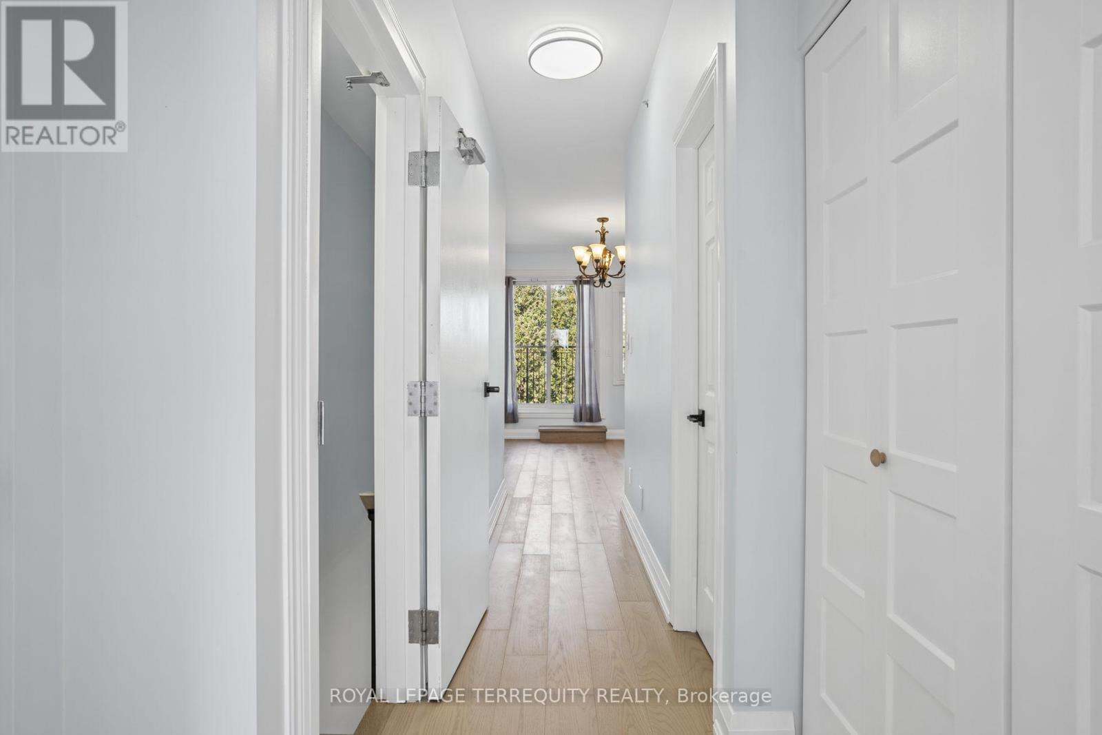958 The Queensway Property Photo 16