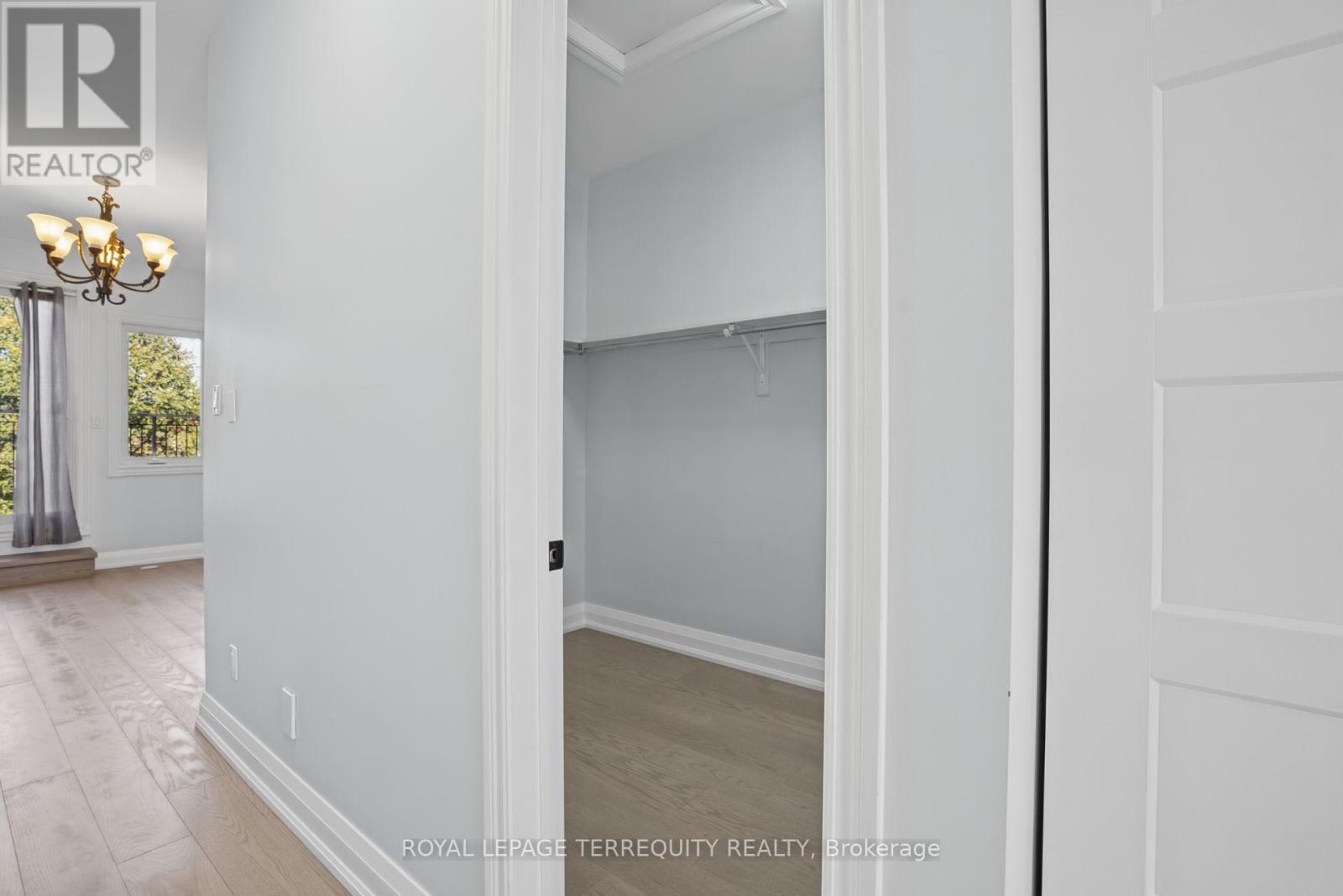 958 The Queensway Property Photo 19