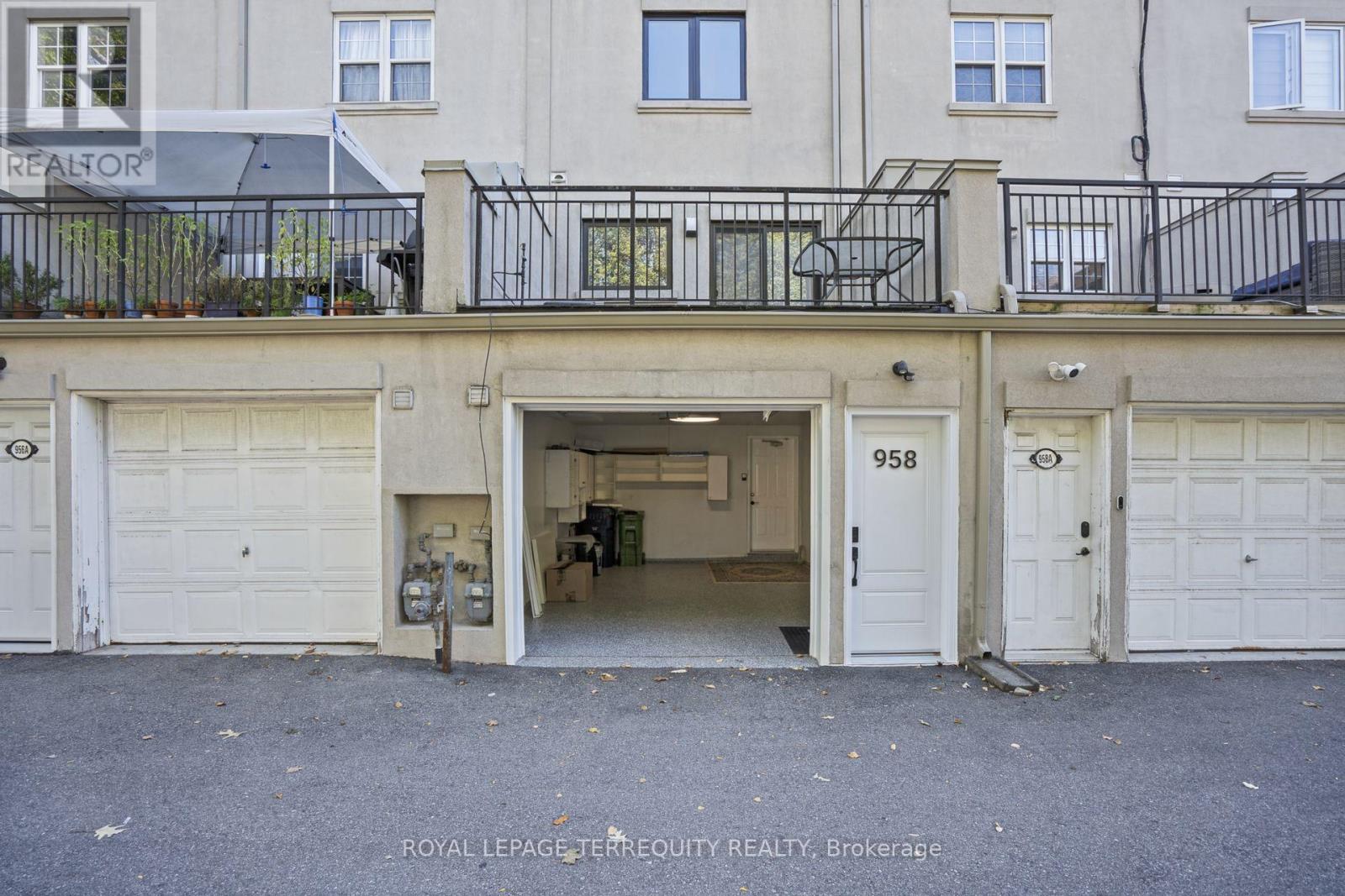 958 The Queensway Property Photo 31