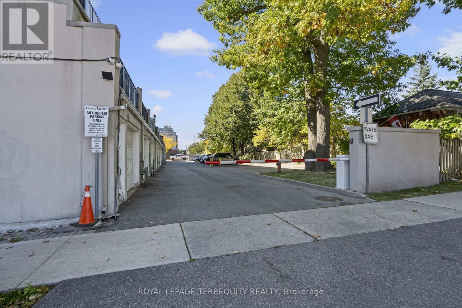 958 The Queensway Property Photo 33