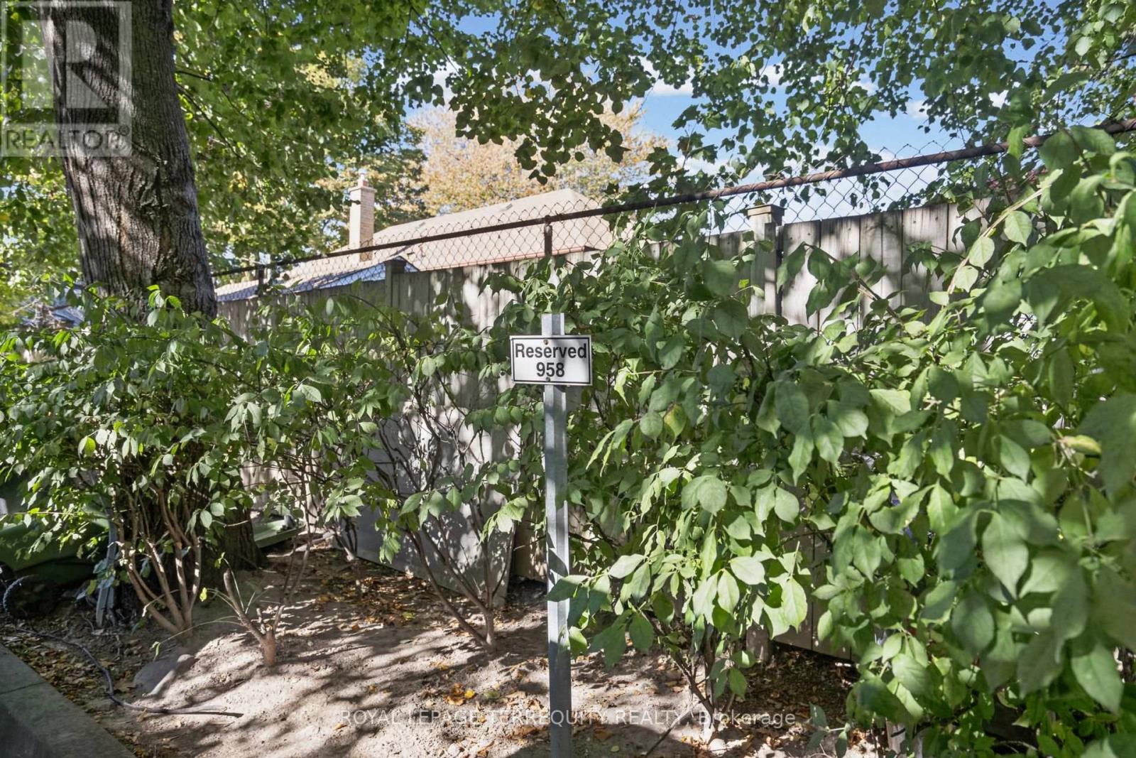 958 The Queensway Property Photo 35