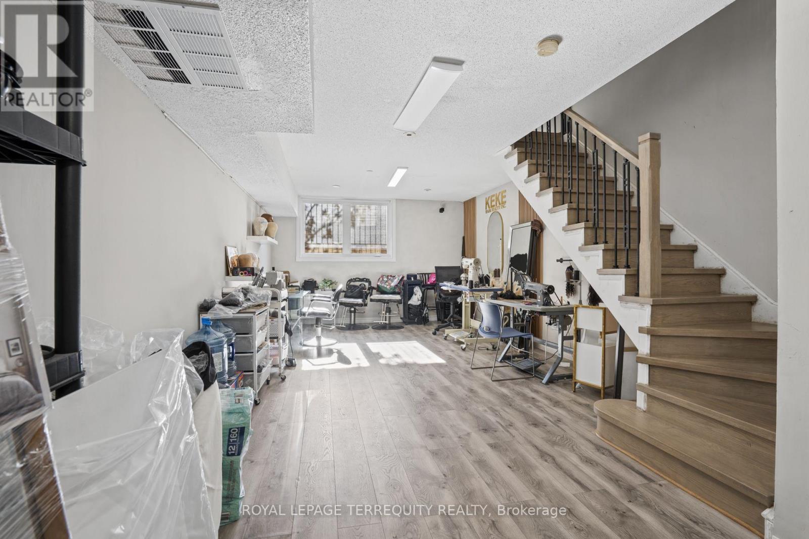 958 The Queensway Property Photo 45