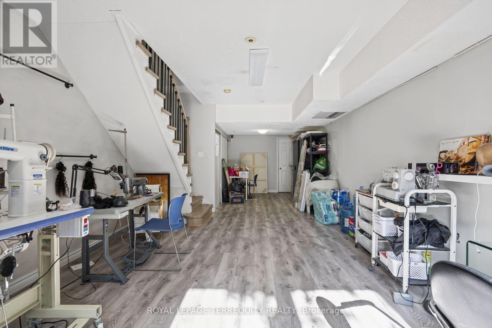 958 The Queensway Property Photo 47