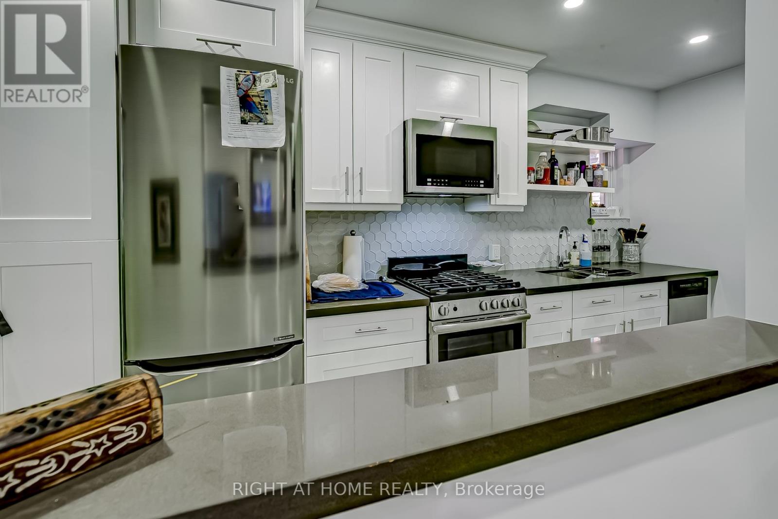 181 Lakeshore Road E Property Photo 9